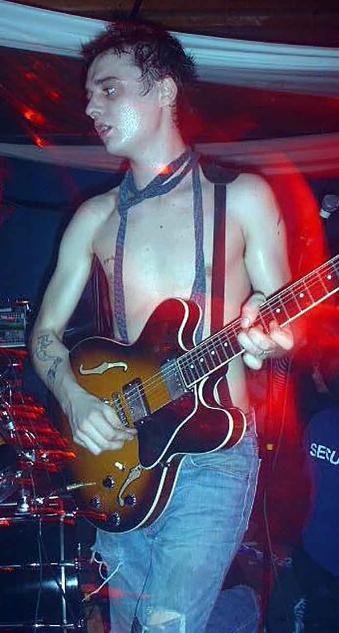 Photograph of musician Pete Doherty of the band The Libertines playing guitar